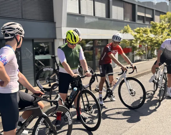 Cycliste sur un vélo de route à Annecy