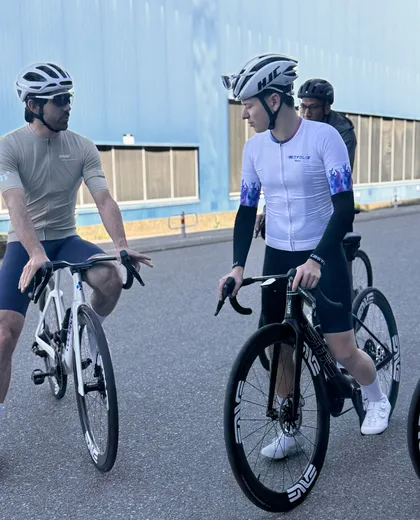 Groupe de cyclistes au départ à Annecy